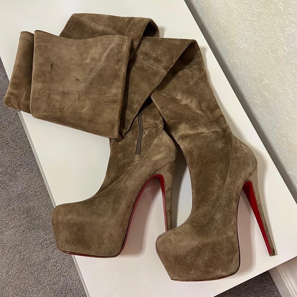 Christian Loubotin Daffodil’s Suede boots, color taupe.
